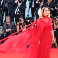 Venezia 2017: Greta Scarano sul red carpet inaugurale