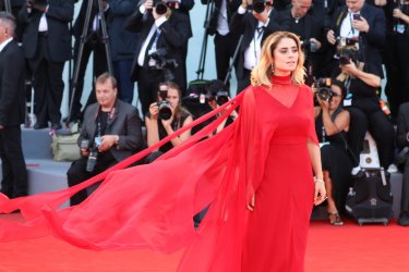 Venezia 2017: Greta Scarano sul red carpet inaugurale