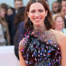 Venezia 2017: una sorridente Rebecca Hall sul red carpet inaugurale