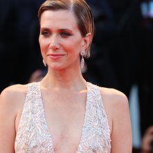 Venezia 2017: Kristen Wiig sul red carpet inaugurale