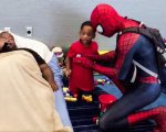 Uragano Harvey, un uomo travestito da Spider-Man intrattiene i bambini sfollati