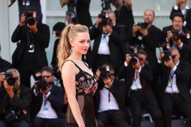 Venezia 2017: Amanda Seyfried posa sul red carpet di First Reformed