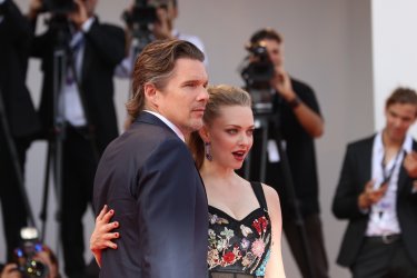 Venezia 2017: Ethan Hawk e Amanda Seyfried sul red carpet di First Reformed