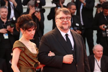 Venezia 2017: Sally Hawkins e Guillermo del Toro sul red carpet di The Shape of Water