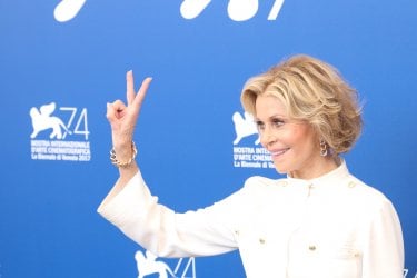 Venezia 2017: Jane Fonda scherza con i fotografi al photocall di Our Souls at Night