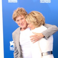 Venezia 2017: un abbraccio tra Jane Fonda e Robert Redford al photocall di Our Souls at Night