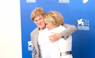 Venezia 2017: un abbraccio tra Jane Fonda e Robert Redford al photocall di Our Souls at Night