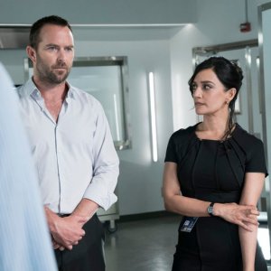 Blindspot: Sullivan Stapleton e Archie Panjabi in una foto della seconda stagione