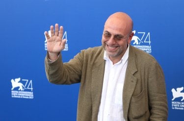 Venezia 2017: un sorridente Paolo Virzì al photocall di Ella & John