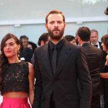 Venezia 2017: una foto di Alessandro Borghi sul red carpet di Ella & John