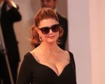Susan Sarandon: scollatura 'incendiaria' sul red carpet di Venezia (FOTO e VIDEO)