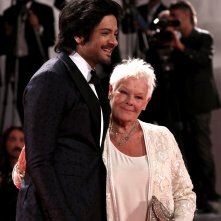 Venezia 2017: uno scatto di Judi Dench e Ali Fazal sul red carpet di Vittoria e Abdul