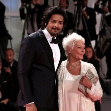 Venezia 2017: Judi Dench e Ali Fazal sul red carpet di Vittoria e Abdul