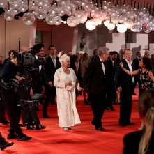Venezia 2017: uno scatto di Judi Dench sul red carpet di Vittoria e Abdul