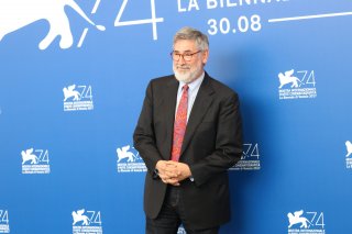 Venezia 2017: un sorridente John Landis al photocall di Michael Jackson's Thriller 3D