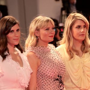 Venezia 2017: Laura Mulleavy, Kate Mulleavy, Kirsten Dunst sul red carpet di Woodshock