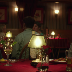 Tre manifesti a Ebbing, Missouri: Frences McDormand e Peter Dinklage in una scena del film di Martin McDonagh
