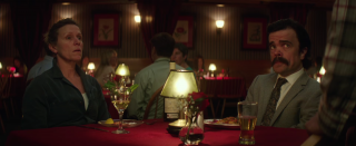 Tre manifesti a Ebbing, Missouri: Frences McDormand e Peter Dinklage in una scena del film di Martin McDonagh