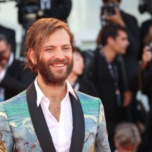 Venezia 2017: un sorridente Alessandro Borghi sul red carpet di Madre!