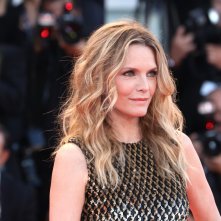 Venezia 2017: la bellissima Michelle Pfeiffer sul red carpet di Madre!