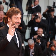 Venezia 2017: Javier Bardem saluta sul red carpet di Madre!