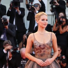 Venezia 2017: uno scatto di Jennifer Lawrence sul red carpet di Madre!