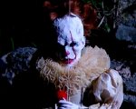It: Pennywise sbuca dal tombino nella spaventosa candid camera! (VIDEO)