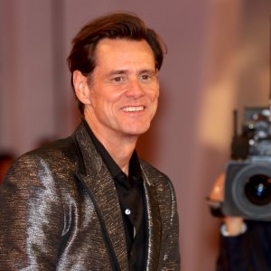 Venezia 2017: un sorridente Jim Carrey sul red carpet di Jim & Andy: The Great Beyond.