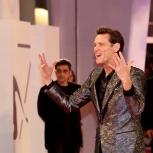 Venezia 2017: Jim Carrey scherza sul red carpet di Jim & Andy: The Great Beyond.