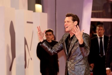 Venezia 2017: Jim Carrey scherza sul red carpet di Jim & Andy: The Great Beyond.