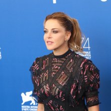Venezia 2017: uno scatto di Claudia Gerini al photocall di Ammore e malavita