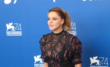 Venezia 2017: uno scatto di Claudia Gerini al photocall di Ammore e malavita