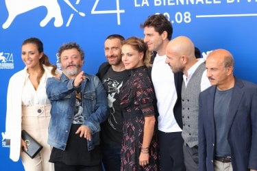 Venezia 2017: il cast al photocall di Ammore e malavita