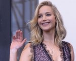 Jennifer Lawrence in fuga dopo l'assalto dei fan durante la conferenza a Venezia