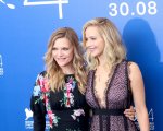 Jennifer Lawrence e Michelle Pfeiffer, la bellezza illumina il red carpet di Venezia (FOTO)