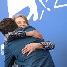 Venezia 2017: Charlotte Rampling abbraccia Andrea Pallaoro al photocall di Hannah