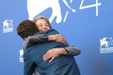 Venezia 2017: Charlotte Rampling abbraccia Andrea Pallaoro al photocall di Hannah