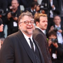 Venezia 2017: un sorridente Guillermo del Toro sul red carpet della cerimonia di chiusura
