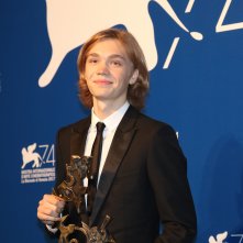Venezia 2017: uno scatto di Charlie Plummer al photocall dei premiati