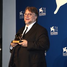 Venezia 2017: una foto di Guillermo del Toro al photocall dei premiati
