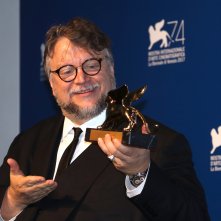 Venezia 2017: Guillermo del Toro con il leone d'oro al photocall dei premiati