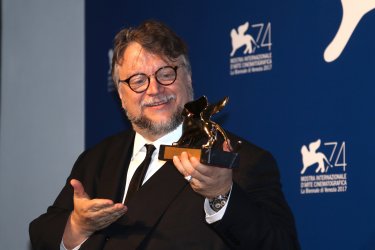 Venezia 2017: Guillermo del Toro con il leone d'oro al photocall dei premiati