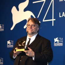 Venezia 2017: Guillermo del Toro al photocall dei premiati