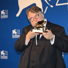Venezia 2017: Guillermo del Toro bacia il leone d'oro al photocall dei premiati
