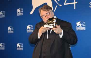 Venezia 2017: Guillermo del Toro bacia il leone d'oro al photocall dei premiati