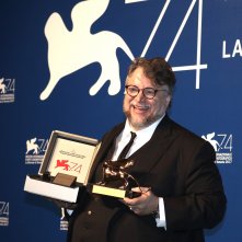 Venezia 2017: un sorridente Guillermo del Toro al photocall dei premiati