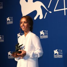 Venezia 2017: Lyna Khoudri al photocall dei premiati