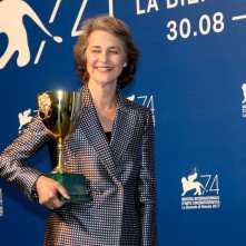 Venezia 2017: uno scatto di Charlotte Rampling  al photocall dei premiati