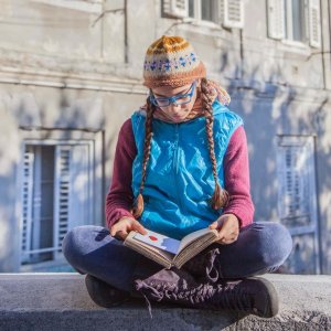 Babylon Sisters: Amber Dutta in un momento del film