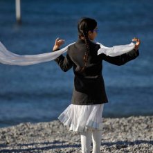 Babylon Sisters: Amber Dutta in una scena del film